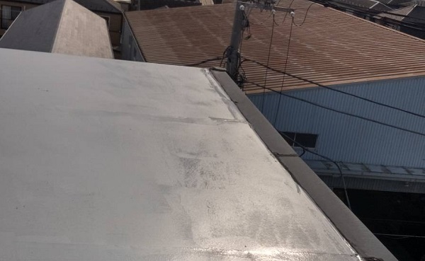 東京都葛飾区　屋上手摺り塗装、床防水工事　ウレタン防水2層塗り　トップコート塗布 (1)