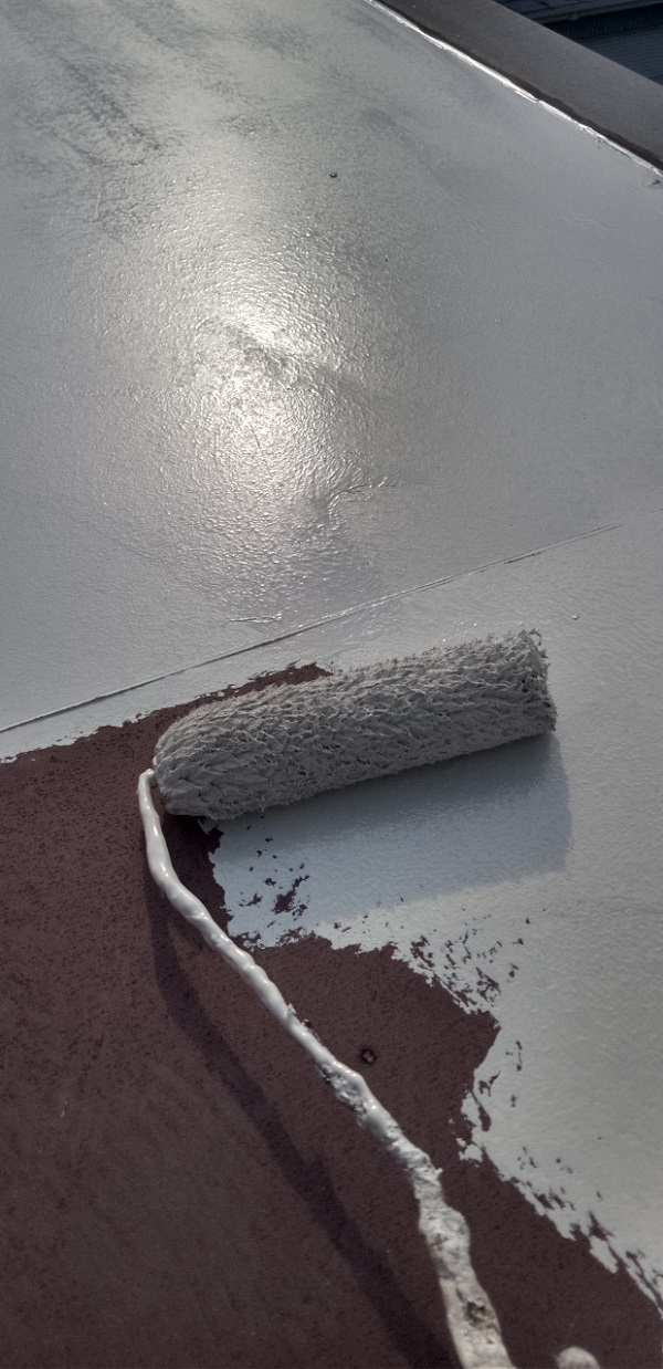 東京都葛飾区　屋上手摺り塗装、床防水工事　ウレタン防水2層塗り　トップコート塗布 (2)